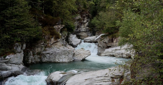 Il fiume Toce che corre tra le rocce di Verampio Il fiume Toce che corre tra le rocce di Verampio
