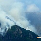 Incendi nel Vco, arriva un altro rinforzo dal cielo: l'elicottero Erickson S64 sarà operativo da Cameri Incendi nel Vco, arriva un altro rinforzo dal cielo: l'elicottero Erickson S64 sarà operativo da Cameri
