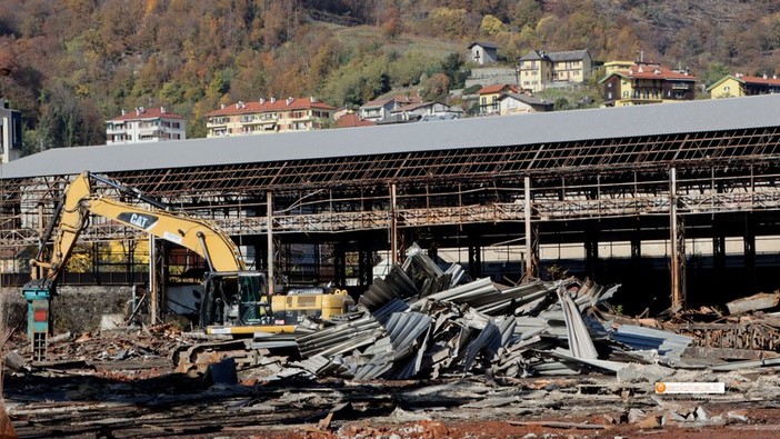 Foto: la demolizione in corso dei capannoni della Sisma