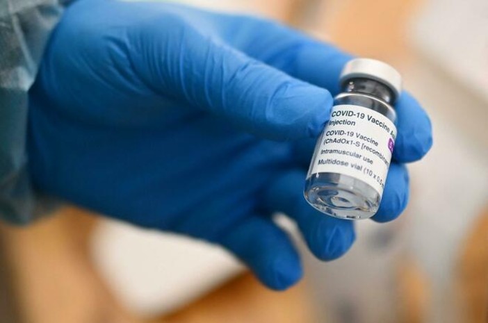 Vaccini, il governatore della Liguria Toti: "Ipotesi accordo con il Piemonte per vaccinare i turisti" Vaccini, il governatore della Liguria Toti: "Ipotesi accordo con il Piemonte per vaccinare i turisti"
