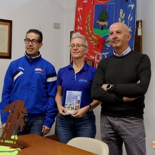 Foto: da sinistra il presediente dellAtletica Avis Ossolana Luigi Melis, la sua vice Silvia Conti e l'assessore Maurizio Gianola