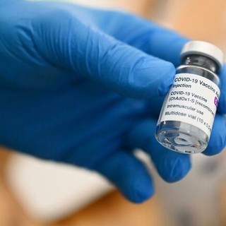 Vaccini, il governatore della Liguria Toti: "Ipotesi accordo con il Piemonte per vaccinare i turisti"