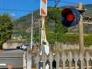 Guasto al passaggio a livello davanti alla Vinavil, intervengono i tecnici Guasto al passaggio a livello davanti alla Vinavil, intervengono i tecnici