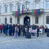 Domodossola, oltre 250 persone in piazza per Gaza: presidio silenzioso davanti al municipio