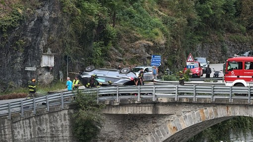 Auto precipita dal cortile di una villa sulla strada a Masera FOTO