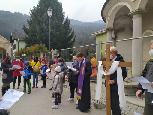 Quaresima, in tanti al secondo appuntamento della via Crucis al Calvario. FOTO
