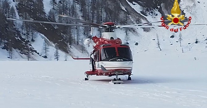 Escursionisti in difficoltà sulla neve, intervento dei Vigili del fuoco con l'elicottero VIDEO