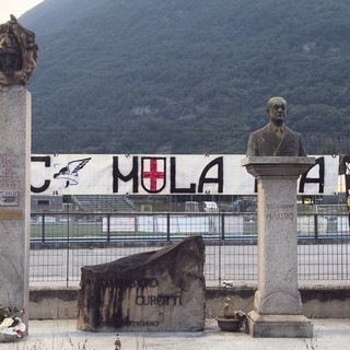 Striscione degli ultras della Juve Domo fuori dal Curotti per il tifoso ferito nel derby