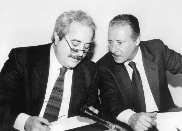 Capaci, il sacrificio della scorta di Falcone e il riconoscimento alla Polizia Capaci, il sacrificio della scorta di Falcone e il riconoscimento alla Polizia