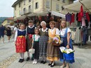 Colori, musica e tradizioni al mercato: i gruppi folcloristici animano la mattinata