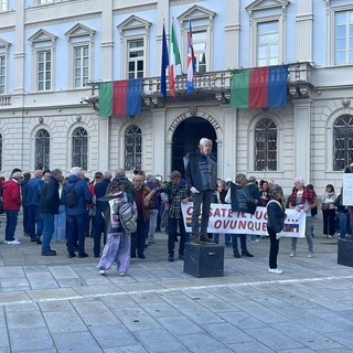 Domodossola, oltre 250 persone in piazza per Gaza: presidio silenzioso davanti al municipio