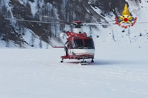 Escursionisti in difficoltà sulla neve, intervento dei Vigili del fuoco con l'elicottero VIDEO
