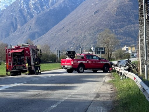 Incidente tra Villa e Domo: auto contro un caseggiato, strada chiusa FOTO