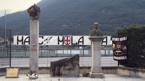 Striscione degli ultras della Juve Domo fuori dal Curotti per il tifoso ferito nel derby Striscione degli ultras della Juve Domo fuori dal Curotti per il tifoso ferito nel derby