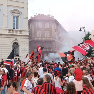 Tifosi rossoneri in festa per il 19° scudetto del Milan FOTO E VIDEO