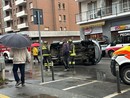 Va a sbattere contro due auto parcheggiate e si ribalta FOTO