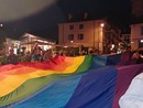 Domodossola, in centinaia alla fiaccolata per la pace: “Fermiamo la corsa al riarmo” FOTO e VIDEO