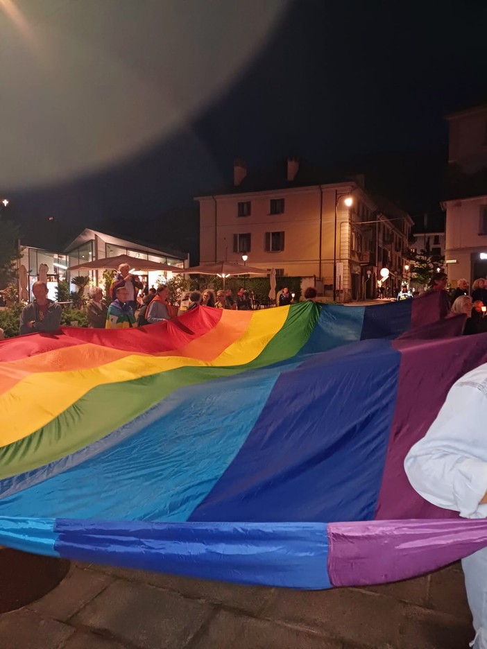 Domodossola, in centinaia alla fiaccolata per la pace: “Fermiamo la corsa al riarmo” FOTO e VIDEO