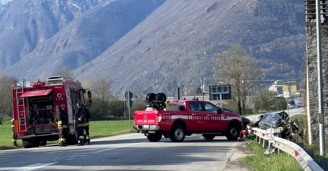 Incidente tra Villa e Domo: auto contro un caseggiato, strada chiusa FOTO