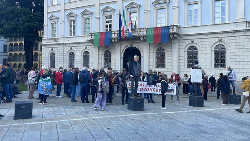 Domodossola, oltre 250 persone in piazza per Gaza: presidio silenzioso davanti al municipio