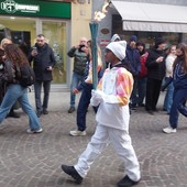 Il sorriso di Raji illumina Borgomanero: il giovane ossolano tra i tedofori di Milano Cortina FOTO
