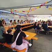 Grande successo a Villadossola per la “Cena di Comunità” di “Alimenta la Mente” FOTO Grande successo a Villadossola per la “Cena di Comunità” di “Alimenta la Mente” FOTO