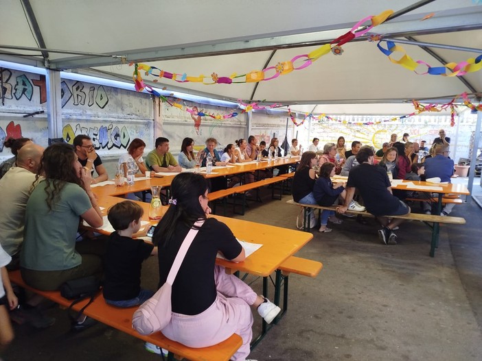 Grande successo a Villadossola per la “Cena di Comunità” di “Alimenta la Mente” FOTO Grande successo a Villadossola per la “Cena di Comunità” di “Alimenta la Mente” FOTO