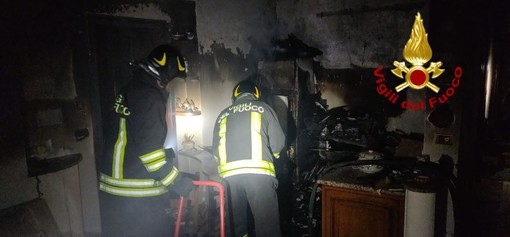 Varzo, fiamme in un appartamento disabitato, ingenti danni