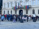 Domodossola, oltre 250 persone in piazza per Gaza: presidio silenzioso davanti al municipio