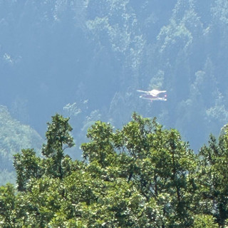 Nella foto l'elicottero dei Vigili del fuoco mentre sorvola l'area sopra Gagnone