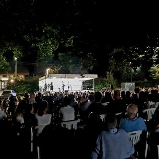 Risate e applausi a Santa Maria Maggiore: grande successo per la Corrida