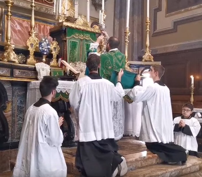 I fedeli al vescovo: “Lo stop della messa in latino è per noi una notevole perdita” FOTO e VIDEO