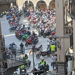 Oltre 200 moto hanno invaso ieri Piazza Mercato FOTO