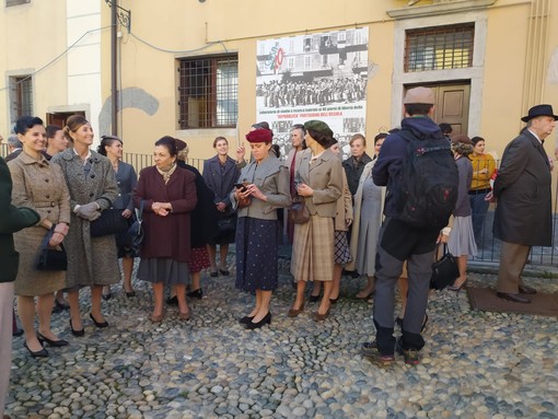 In piazza mercato vecchie auto e vestiti d'epoca per le riprese del film di Giorgio Diritti In piazza mercato vecchie auto e vestiti d'epoca per le riprese del film di Giorgio Diritti