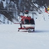 Escursionisti in difficoltà sulla neve, intervento dei Vigili del fuoco con l'elicottero VIDEO Escursionisti in difficoltà sulla neve, intervento dei Vigili del fuoco con l'elicottero VIDEO