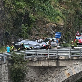 Auto precipita dal cortile di una villa sulla strada a Masera FOTO