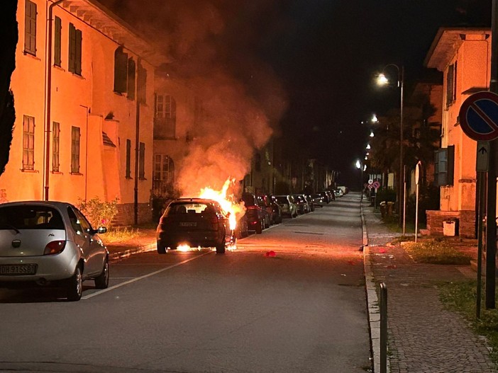 Auto in fiamme nella notte al Villaggio Sisma VIDEO