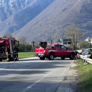 Incidente tra Villa e Domo: auto contro un caseggiato, strada chiusa FOTO