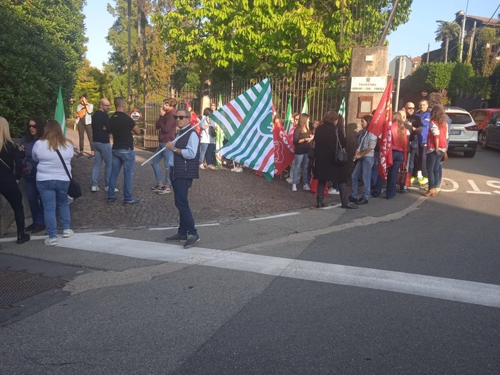 Sit in davanti alla Prefettura per i lavoratori della Blu Service