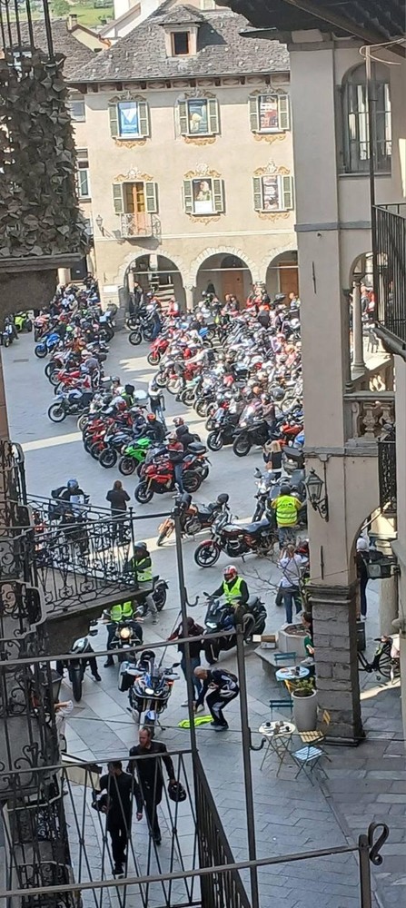 Oltre 200 moto hanno invaso ieri Piazza Mercato FOTO