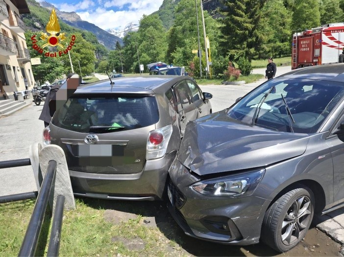 Scontro tra due auto a Premia: due feriti lievi sulla statale della Val Formazza