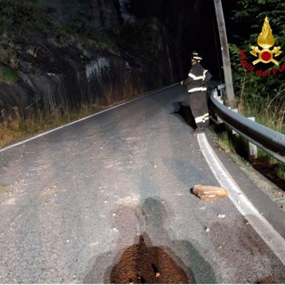 Frana nella notte sulla Statale 659 a Crodo: auto colpita dai detriti