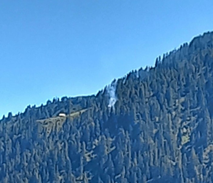 Incendio nei boschi sopra Dissimo: fiamme a 1.700 metri di quota al confine con la Svizzera Incendio nei boschi sopra Dissimo: fiamme a 1.700 metri di quota al confine con la Svizzera
