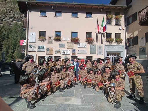 La Fanfara Bersaglieri della Valdossola protagonista della Désarpa di Valtournenche