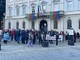 Domodossola, oltre 250 persone in piazza per Gaza: presidio silenzioso davanti al municipio