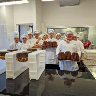 Da regalare o da gustare a Natale, tornano i panettoni e i pandori artigianali del Borgo Molinetto Da regalare o da gustare a Natale, tornano i panettoni e i pandori artigianali del Borgo Molinetto