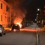 Auto in fiamme nella notte al Villaggio Sisma VIDEO
