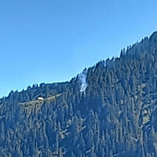 Incendio nei boschi sopra Dissimo: fiamme a 1.700 metri di quota al confine con la Svizzera