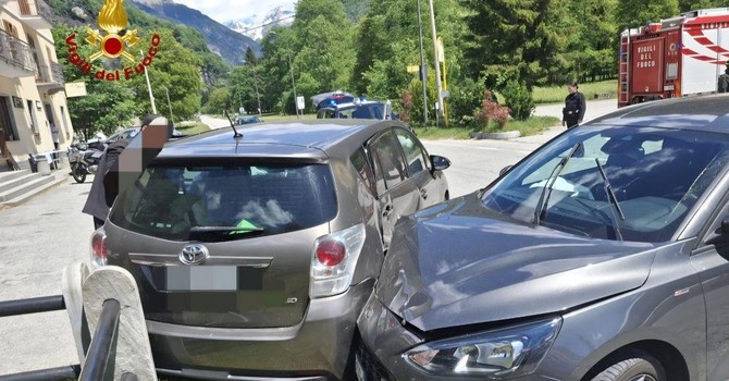 Scontro tra due auto a Premia: due feriti lievi sulla statale della Val Formazza Scontro tra due auto a Premia: due feriti lievi sulla statale della Val Formazza