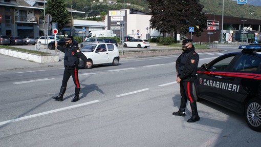 Ubriaco minaccia i passanti e aggredisce i carabinieri: arrestato